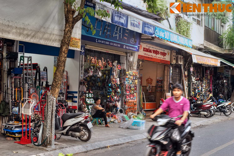 Một điều cần lưu ý là phố Thuốc Bắc xưa chỉ tương ứng với một đoạn ngắn của phố Thuốc Bắc bây giờ - đoạn từ ngã tư Hàng Vải đến ngã ba Hàng Bút.