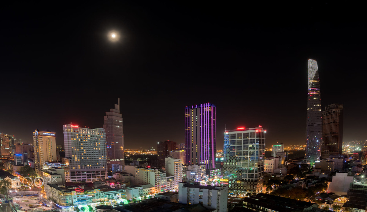 Một đêm trăng sáng ở Sài Gòn. Ảnh: Kurz Sebastian / 500px.com.