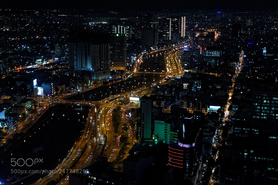 Kênh Bến Nghé buổi đêm huyền ảo như dải lụa đen đính kim tuyến. Ảnh: Joachim Stickel / 500px.com.