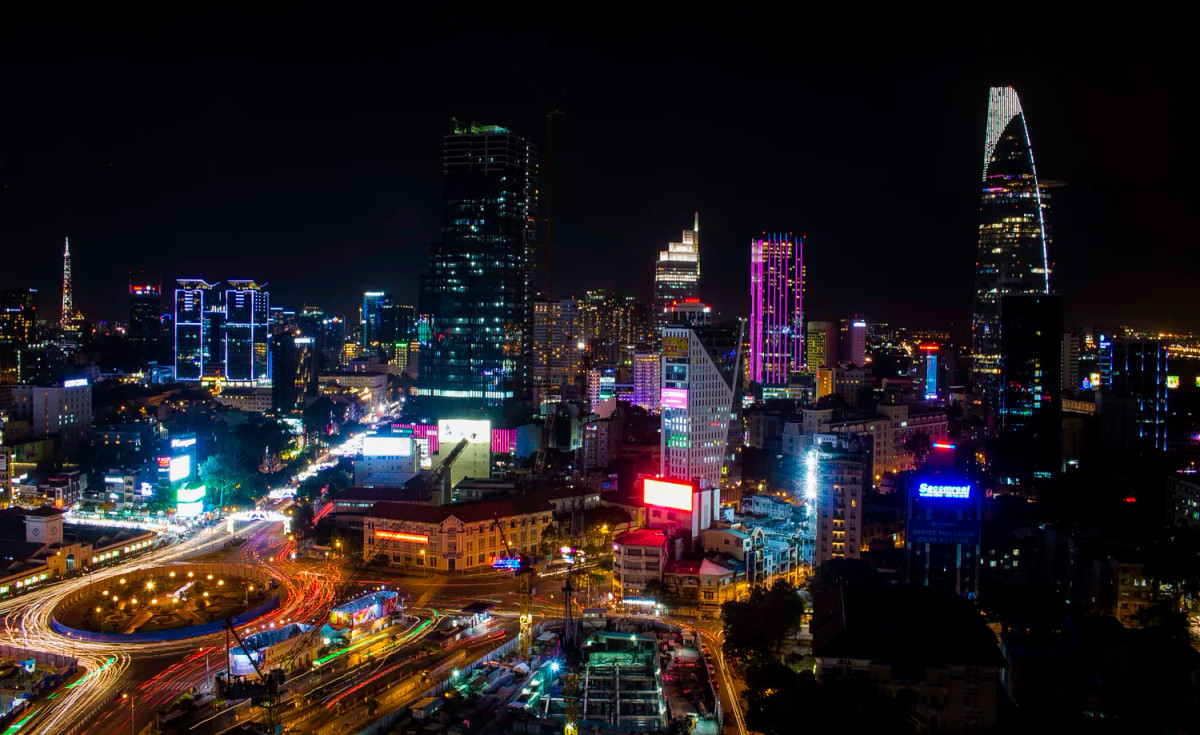 Hình ảnh đẹp ngất ngây về một Sài Gòn hiện đại với những tòa nhà cao tầng sáng rực trong đêm. Ảnh: Rod Mackenzie / 500px.com.