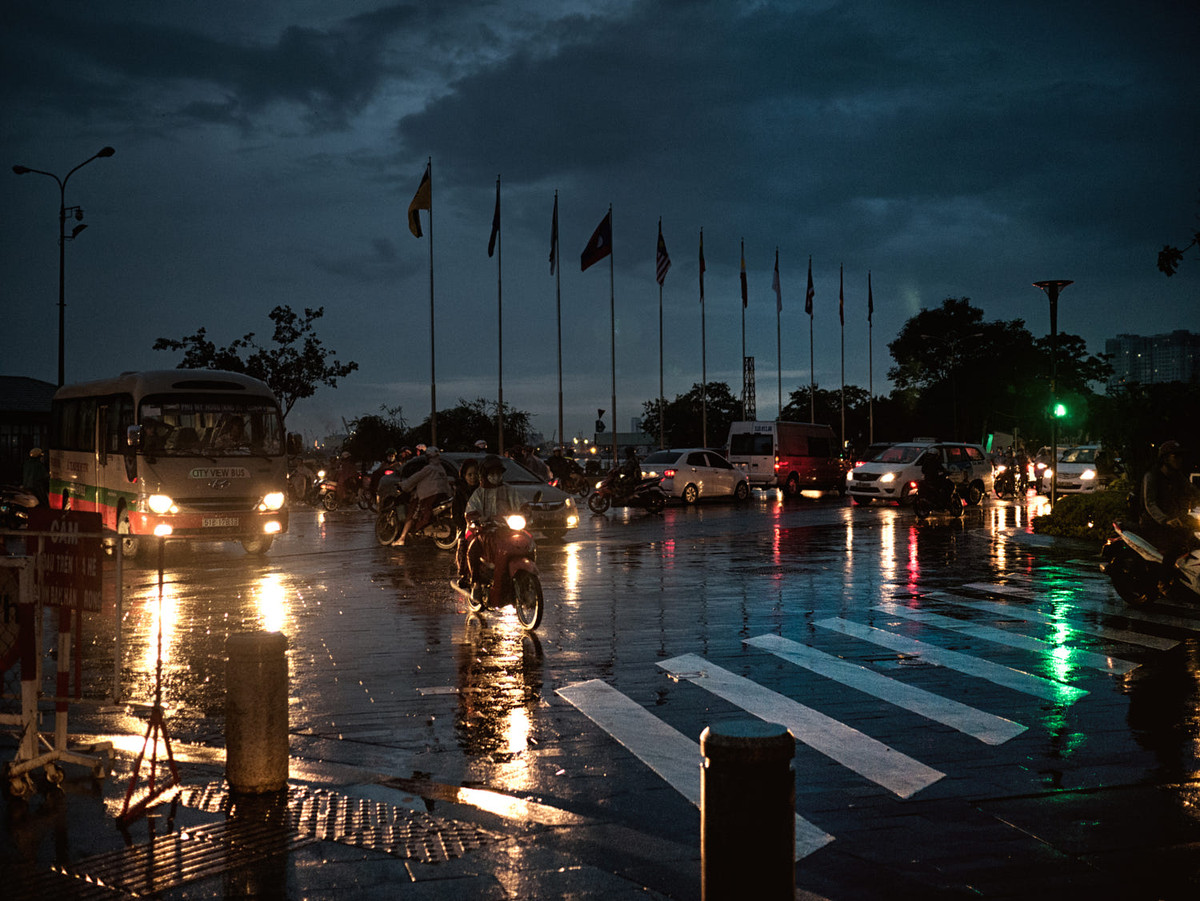 Góc nhìn độc đáo về Sài Gòn sau một cơn mưa buổi chiều tối, khi mặt đường ướt đẫm phán chiếu ánh sáng từ các phương tiện giao thông. Ảnh: Mark McMahon / 500px.com.