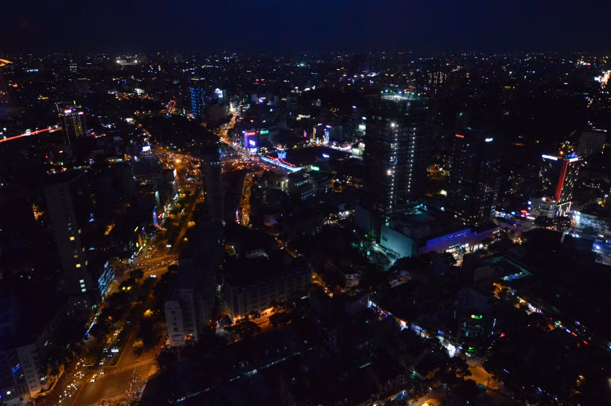 Trung tâm thành phố lúc nửa đêm nhìn từ một tòa nhà cao tầng. Ảnh: Matt Payne / 500px.com.