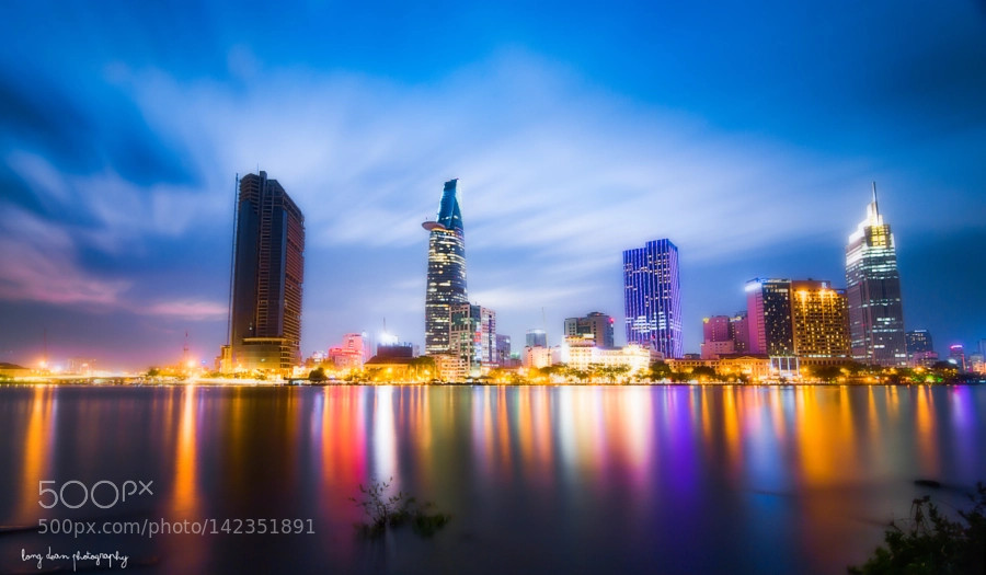 Sài Gòn mộng ảo nhìn từ bờ sông Sài Gòn phía bán đảo Thủ Thiêm. Ảnh: Marcus Witte.