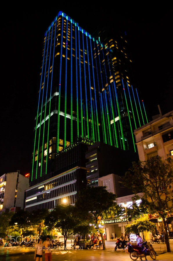 Tòa nhà Saigon Time Square hiện đại lộng lẫy trong ánh đèn neon buổi đêm. Ảnh: Jani Karimaa / 500px.com.