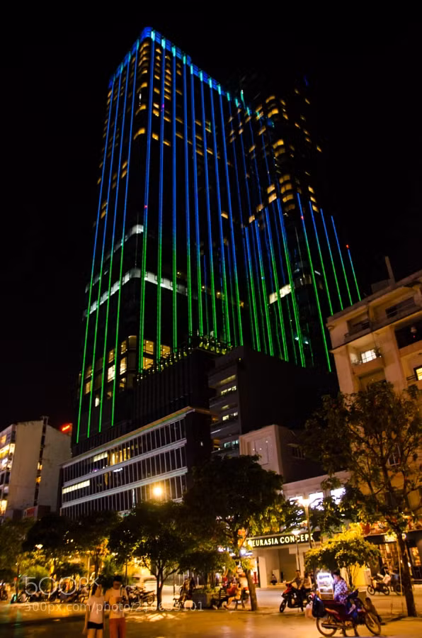 Tòa nhà Saigon Time Square hiện đại lộng lẫy trong ánh đèn neon buổi đêm. Ảnh: Jani Karimaa / 500px.com.