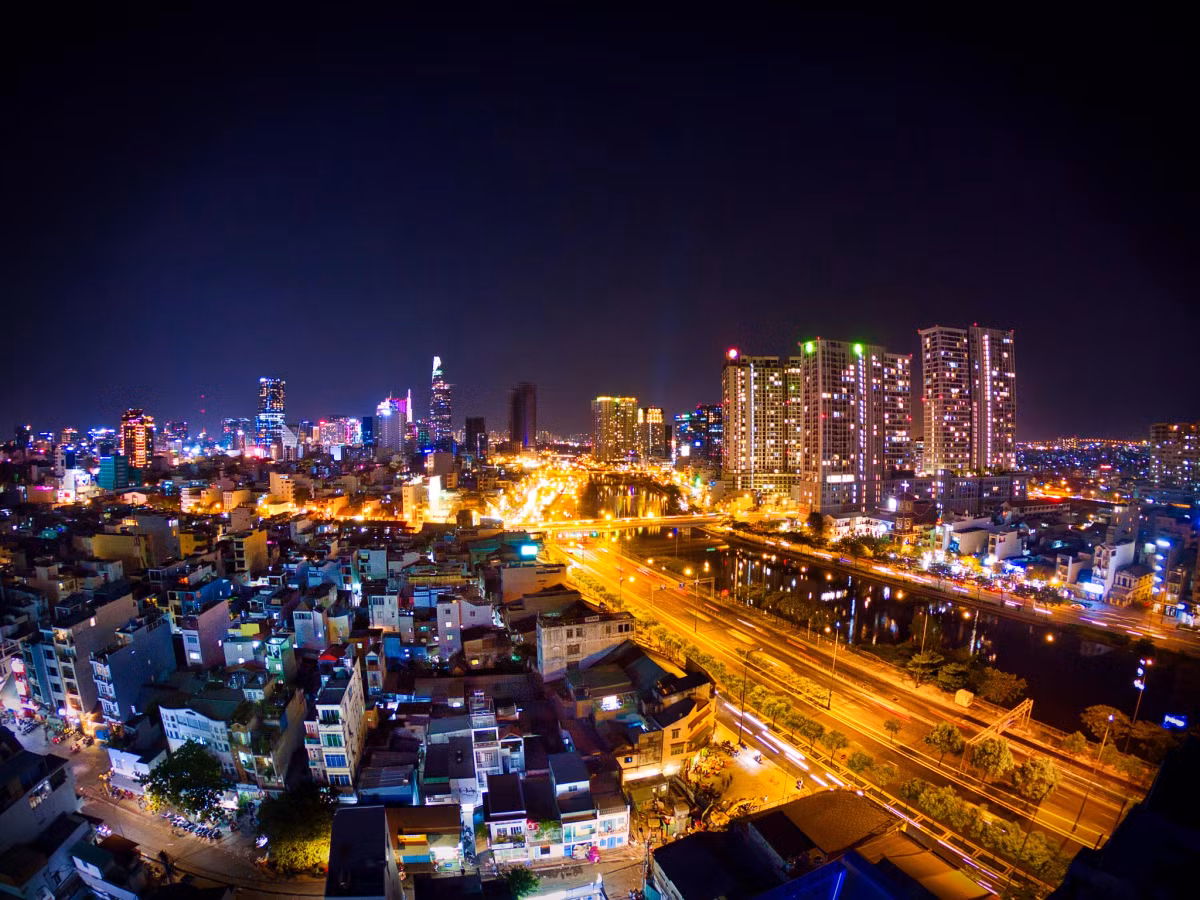 Sức sống của Sài Gòn như tuôn chảy cùng con đường sáng rực. Ảnh: Joel Simon / 500px.com.