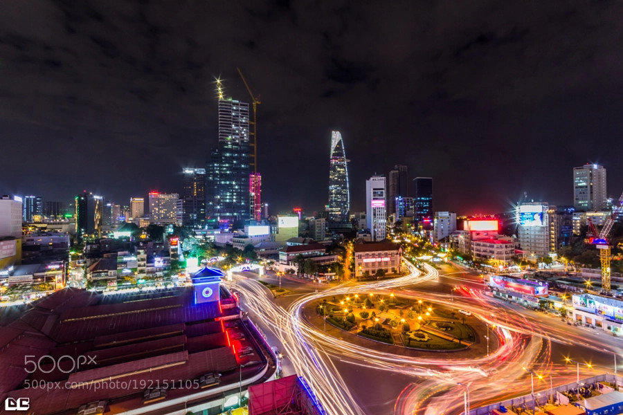 Khung cảnh ấn tượng tại khu vực chợ Bến Thành, trung tâm Sài Gòn buổi đêm. Ảnh: Dylan Chiu / 500px.com.