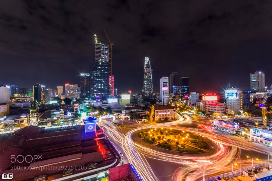 Khung cảnh ấn tượng tại khu vực chợ Bến Thành, trung tâm Sài Gòn buổi đêm. Ảnh: Dylan Chiu / 500px.com.
