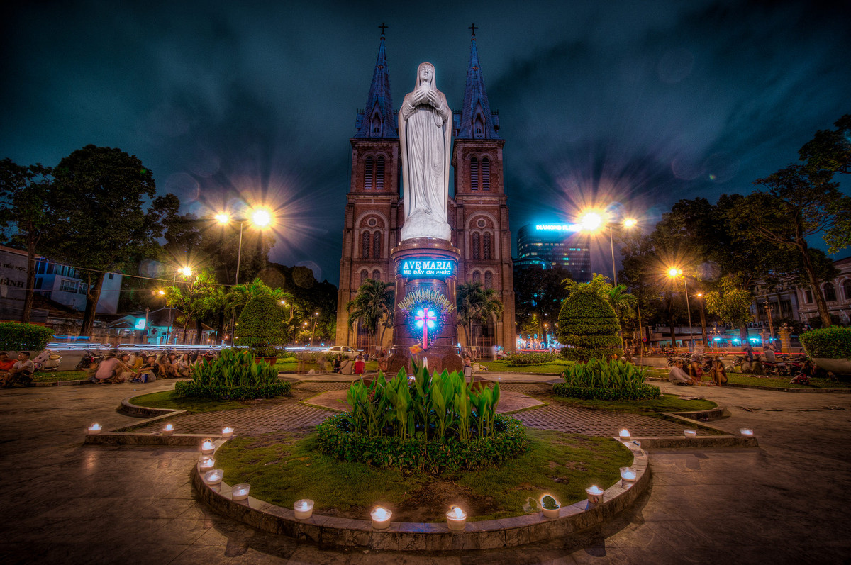 Nhà thờ Đức Bà Sài Gòn trong chiều muộn.