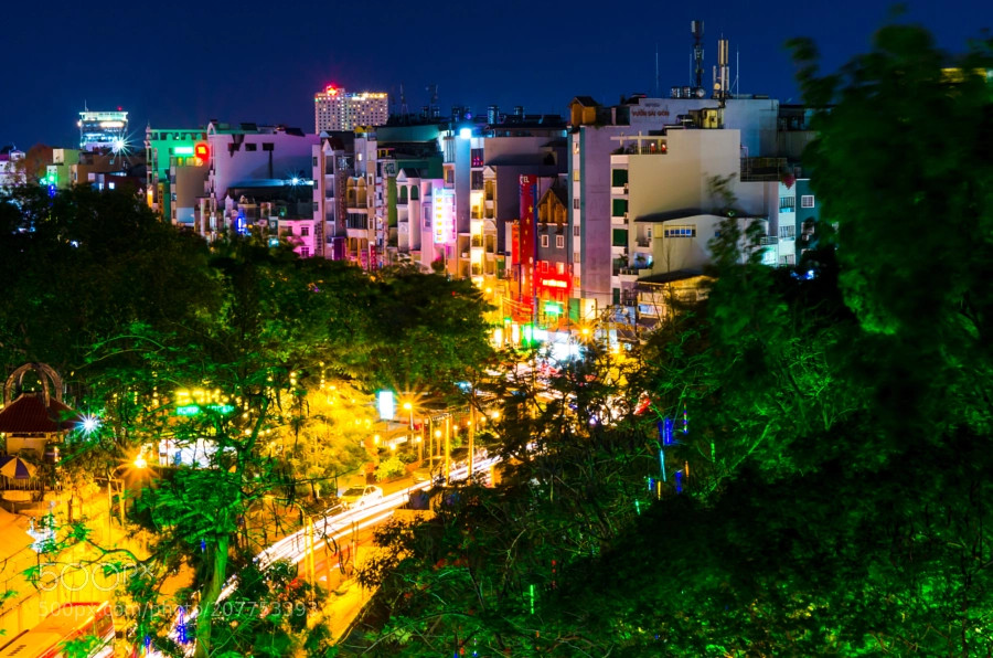 Đêm Sài Gòn nhìn từ ban-công một khách sạn. Ảnh: Jani Karimaa / 500px.com.