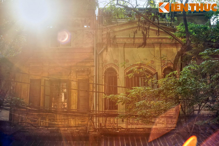 Giai đoạn này, phố Hàng Cót được mở mang thành một tuyến phố rộng đẹp. Rất nhiều ngôi nhà kiểu mới to đẹp được xây dựng dọc phố.