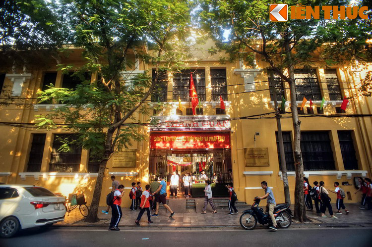 Ở giữa phố trường THCS Thanh Quan ở số nhà 29, là một di tích lịch sử đáng chú ý của Hà Nội. Tại đây, nhân dịp Hội chợ Hà Nội năm 1887, một thương nhân Hoa kiều đã xây một rạp hát tuồng Tàu, chính là nhà hát đầu tiên của Hà Nội.