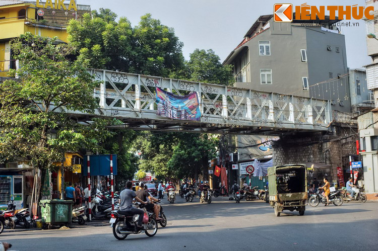 Phố Hàng Cót cũng là một trong số vài tuyến phố ở Hà Nội có cầu đường sắt bắc ngang trên cao, tạo nên một cảnh tượng lý thú đối với khách phương xa lần đầu đặt chân đến con phố này.