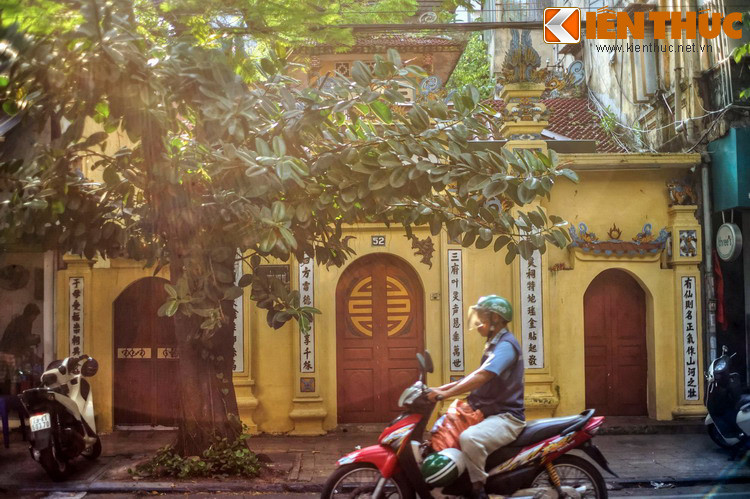 Một số đền chùa cổ vẫn được bảo tồn khá tốt trên phố Hàng Cót, đầu tiên là đền Tam Phủ ở số nhà 52, là một ngôi đền của đạo Mẫu.