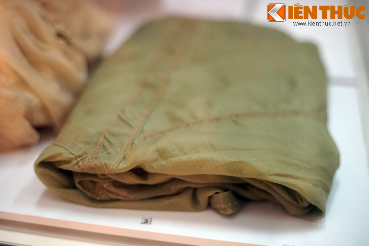 Dù lính biệt kích, chiến lợi phẩm quân ta thu được trên đường Trường Sơn.