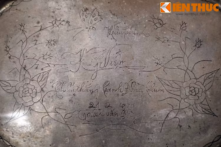 Những nét khắc trên mâm trà làm từ vật liệu chiến tranh, kỷ vật kháng chiến chống Mỹ của ông Trần Văn Đinh.