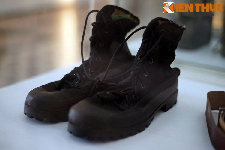 Giầy đinh Thượng úy Đào Văn Chương sử dụng trong công tác, chiến đấu ở đường mòn Hồ Chí Minh thời kháng chiến chống Mỹ. Các hiện vật trong bài được giới thiệu trong một trưng bày chuyền đề về đường mòn Hồ Chí Minh - đường Trường Sơn tại Bảo tàng TP HCM.