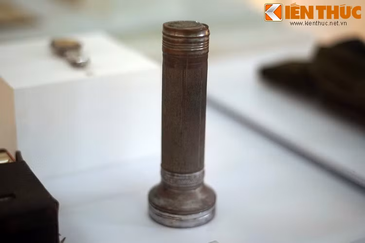 Đèn pin, bộ phận hậu cần Sư đoàn 338 cấp cho đồng chí Nguyễn Duy Tùng, chiến sĩ đi B thuộc Đoàn 101, năm 1961.