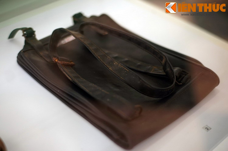 Cặp da ông Huỳnh Tám sử dụng đựng tài liệu ghi chép khi công tác trên đường Trường Sơn năm 1974.