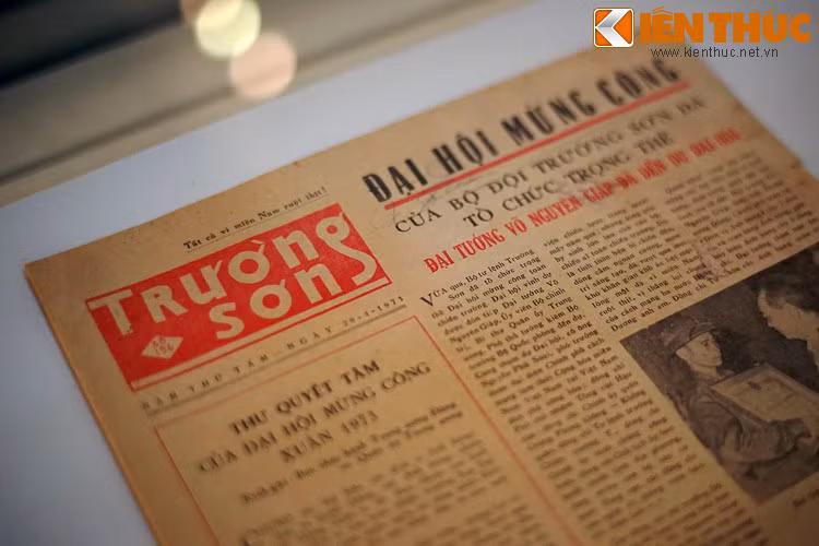 Báo Trường Sơn (số ra ngày 20/4/1975), do cơ quan Chính trị Bộ Tư lệnh Trường Sơn phát hành.