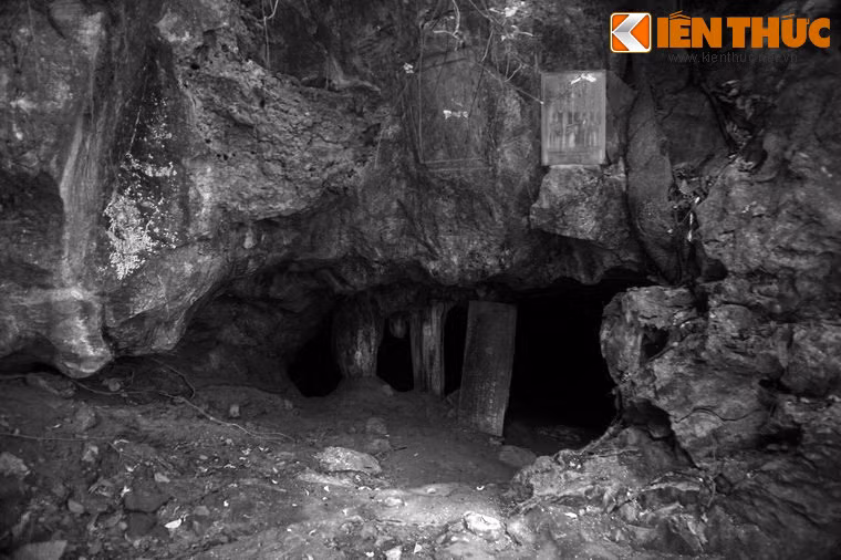 Nằm ở xã Nga Thiện, huyện Nga Sơn, tỉnh Thanh Hóa, động Từ Thức là một địa điểm gắn liền với truyện Từ Thức gặp tiên trong tác phẩm Truyền kỳ mạn lục của Nguyễn Dữ.