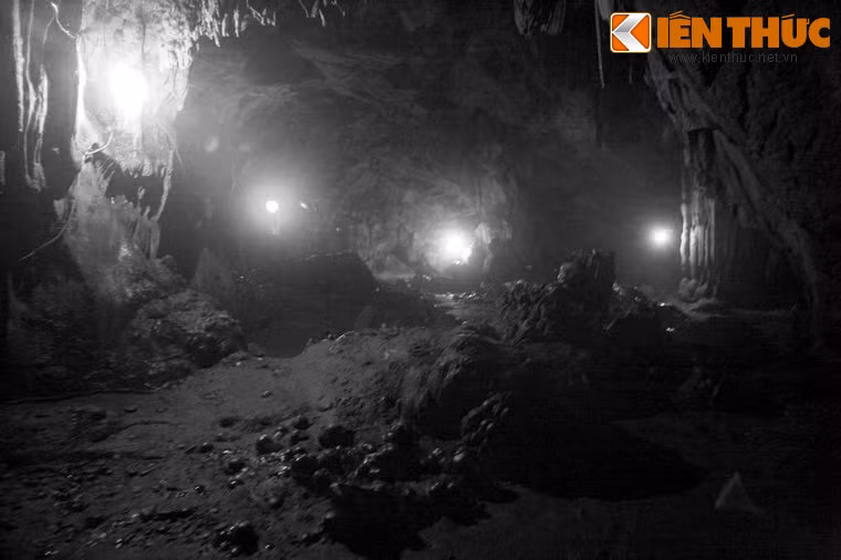 Trông thấy một cái động bên sườn núi, Từ Thức thử vào hang xem sao. Ông mới đi được vài bước thì cửa động bỗng đóng ập lại. Không còn thấy lối, Từ Thức phải lần theo khe nước mà đi. Lần ra khỏi động, ông đến một chân núi khác. Từ Thức lại bám vào hốc đá trèo lên.