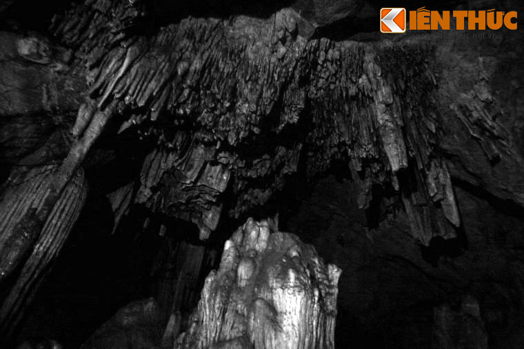 Sau khi từ quan một thời gian, Từ Thức đến vùng núi huyện Tống Sơn gần quê nhà và dựng nhà để ở. Một sớm, ông trông ra cửa Thần Phù thấy có mây ngũ sắc kết thành hình hoa sen, liền chèo thuyền ra phía ấy. Ðến chân một dãy núi sát mặt biển, ông buộc thuyền và trèo lên một mỏm đá cao.