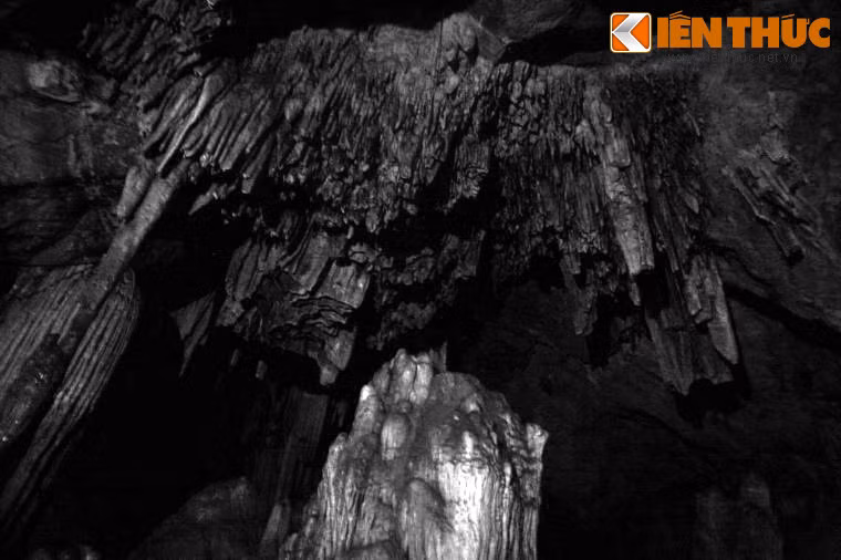 Sau khi từ quan một thời gian, Từ Thức đến vùng núi huyện Tống Sơn gần quê nhà và dựng nhà để ở. Một sớm, ông trông ra cửa Thần Phù thấy có mây ngũ sắc kết thành hình hoa sen, liền chèo thuyền ra phía ấy. Ðến chân một dãy núi sát mặt biển, ông buộc thuyền và trèo lên một mỏm đá cao.