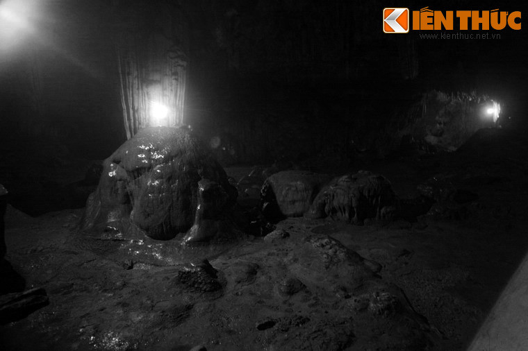 Do Từ Thức quyết về, vị phu nhân mới sai người lấy một cỗ xe để tiễn đưa. Giáng Hương viết một phong thư dán kín đưa cho chồng, dặn đến nhà hãy mở ra xem. Từ Thức từ biệt Giáng Hương và phu nhân, rồi lên xe, chỉ chớp mắt đã về đến làng cũ.