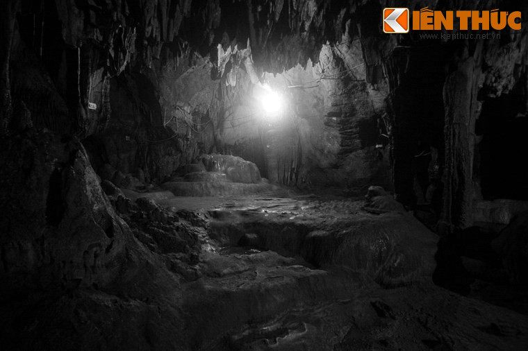 Người con gái đó có tên là Giáng Hương, mang ơn của Từ Thức nên đem lòng cảm kích. Ngay đêm hôm ấy, phu nhân sai mở tiệc hoa, cho hai người làm lễ thành hôn.