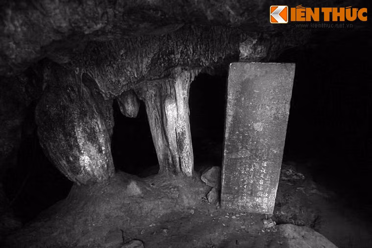 Theo truyền thuyết, Từ Thức quê ở ở Hòa Châu (Thanh Hóa bây giờ) thời nhà Trần. Ông làm một chức quan nhỏ ở xứ Kinh Bắc, có sở thích hay đi ngao du, xem phong cảnh đẹp và làm thơ. Từ Thức thường bỏ bê công việc nên hay bị quở trách, vì vậy mà ông xin từ quan khi còn rất trẻ.