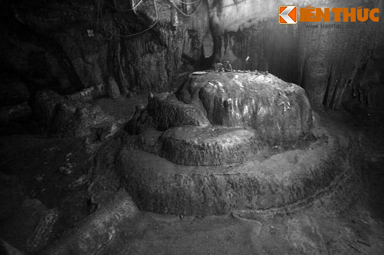 Từ Thức đi theo hai người con gái, thấy lầu son gác tía, tường gấm, bậc đá xanh, chẳng khác gì cảnh trong sách thần tiên. Trên mấy cửa đi qua, ông thấy có chữ đề: “Ðiện Quỳnh Hư”, “Gác Giao Quang”. Theo hai thiếu nữ lên gác, ông thấy một vị phụ nữ mặc áo lụa trắng ngồi trên sập thất bảo.