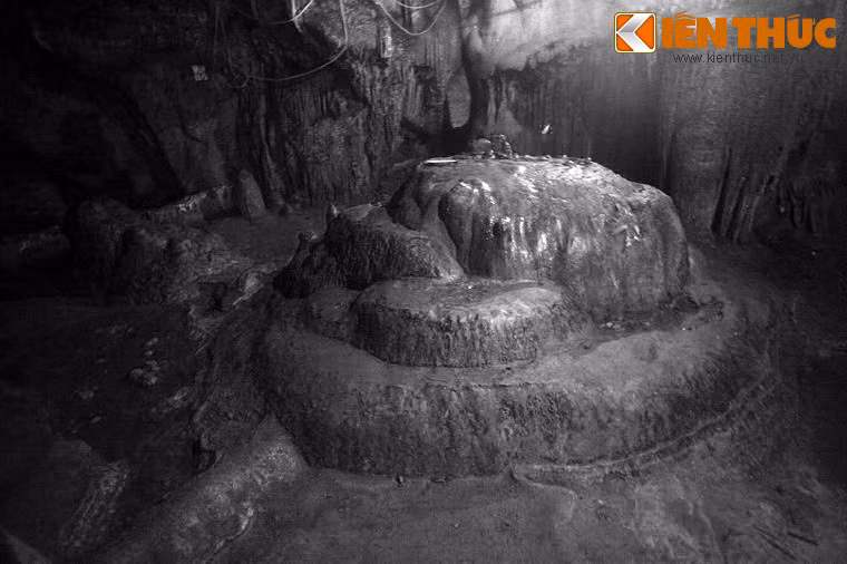 Từ Thức đi theo hai người con gái, thấy lầu son gác tía, tường gấm, bậc đá xanh, chẳng khác gì cảnh trong sách thần tiên. Trên mấy cửa đi qua, ông thấy có chữ đề: “Ðiện Quỳnh Hư”, “Gác Giao Quang”. Theo hai thiếu nữ lên gác, ông thấy một vị phụ nữ mặc áo lụa trắng ngồi trên sập thất bảo.