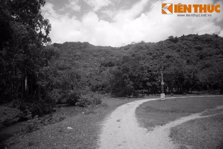 Câu chuyện thần tiên đã kết thúc trong buồn túi. Về sau, người ta thấy Từ Thức đội cái nón nhỏ vào núi Hoàng Sơn (thuộc huyện Nông Cống, Thanh Hóa) và không bao giờ thấy trở về nữa. Còn cái động mà năm xưa Từ Thức lạc vào và đến với cõi tiên được người đời gọi là động Từ Thức...