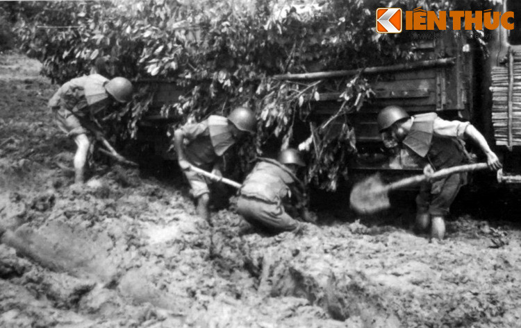 Chiến sĩ Đại đội 1 Ô tô vận tải anh hùng, Tiểu đoàn 54, Binh trạm 41, chống lầy, đảm bảo hàng hóa lưu thông trong chiến dịch vận chuyển mùa mưa năm 1970 tại đường 9 - Nam Lào (đoạn từ Nam Thà Khống, Bản Đông, Tà Cơn), tháng 6/1970.