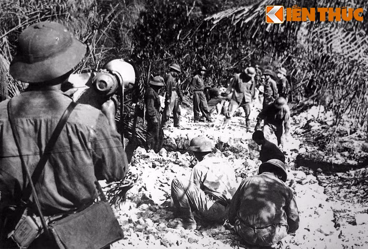 Để tránh những điểm đánh tập trung của địch, Bộ đội Trường Sơn bí mật, bất ngờ mở hàng nghìn km đường kín (đường K) cho xe chạy ban ngày, đẩy nhanh tốc độ vận chuyển nhân, vật lực cho chiến trường miền Nam.