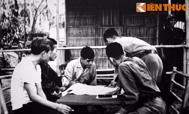 Các đồng chí trong binh trạm đang báo cáo về cung đường sắp tới cho đồng chí Nguyễn Văn Linh và đồng chí Võ Văn Kiệt - lãnh đạo đoàn Trung ương Cục miền Nam trên đường vượt Trường Sơn ra Hà Nội họp, tháng 3/1973.