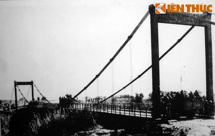 Cầu treo Bến Tắt, phía thường nguồn sông Bến Hải - một công trình biểu tượng của đường Trường Sơn.