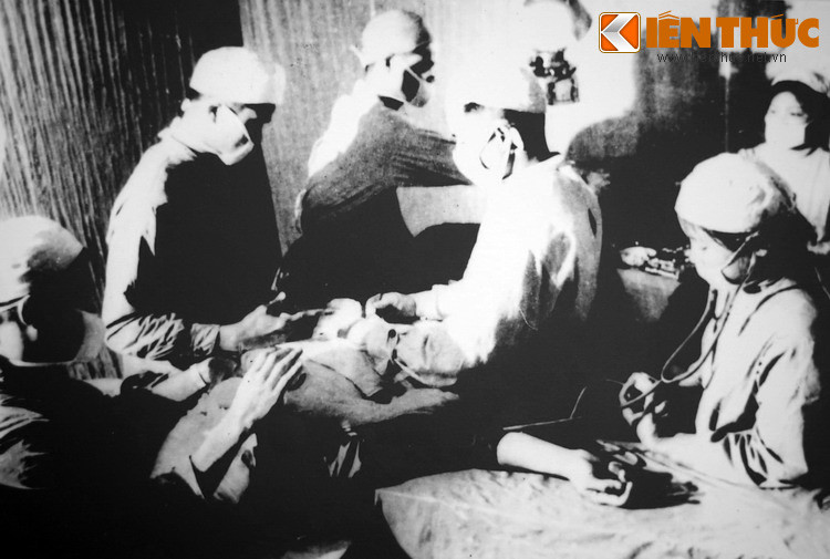 Đội quân y trên đường Trường Sơn làm việc bất kể ngày đêm.