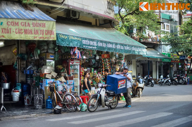 Tên phố Hàng Muối có nguồn gốc từ việc phố này ngày trước có nhiều cửa hàng bán muối. Thời đó, phố nằm kề bến sông Hồng nên lái buôn dùng thuyền đưa muối từ vùng ven biển về tập kết tại đây.