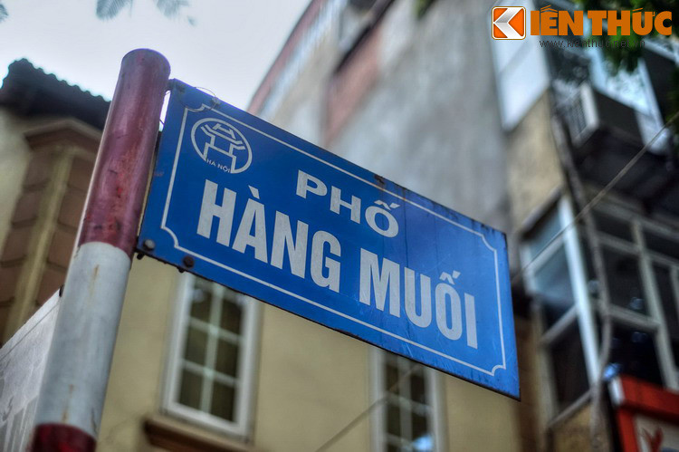 Thời pháp thuộc phố có tên là ruel du Sel, nghĩa là phố bán muối. Năm 1945, phố trở về với tên gọi cũ là phố Hàng Muối.