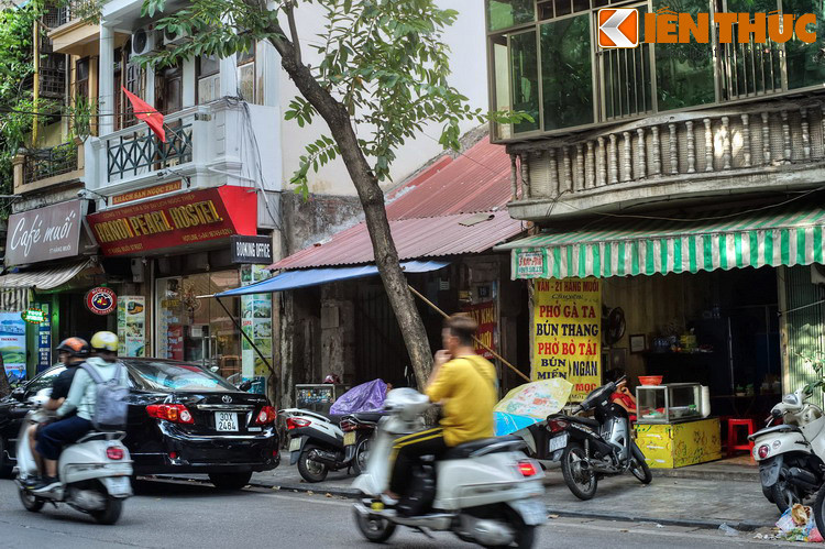 Đặc biệt, dù chỉ là một con phố rất ngắn, phố Hàng Muối được nhiều người biết đến như một địa điểm lý tưởng để khám phá ẩm thực phố cổ với nhiều món ăn như phở, bún thang, bún chả, bánh mì... chuẩn vị Hà Nội. Mời quý độc giả xem video: Ẩm thực Hà Nội xưa và nay. Nguồn: VTC. 