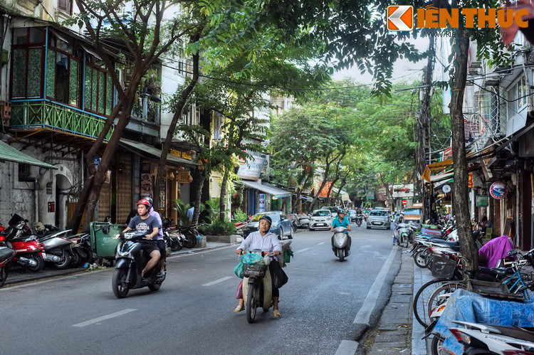 Ngày nay, phố Hàng Muối không còn dấu vết gì của hoạt động buôn bán muối cũng như các xưởng gỗ. Do quá trình đô thị hóa mà bờ sông Hồng cũng đã bị đẩy ra xa, cảnh trên bến dưới thuyền chỉ còn là dĩ vãng.