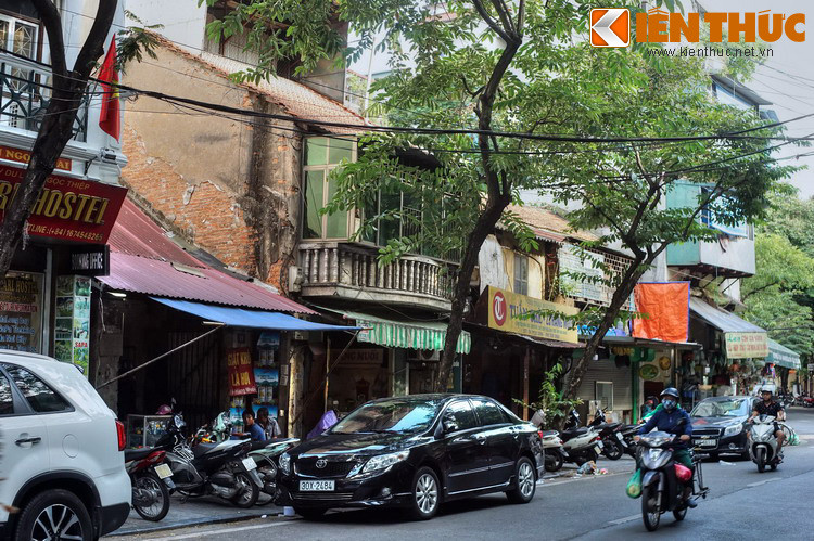 Vốn là đất bãi sông nên dọc phố xưa cũng có nhiều bãi đất trống dùng để xếp gỗ và xẻ gỗ. Đầu thế kỷ 20 nhà cửa mới được xây dựng nhiều, và nhiều gia đình xuất thân là lái buôn gỗ, chủ xưởng gỗ.