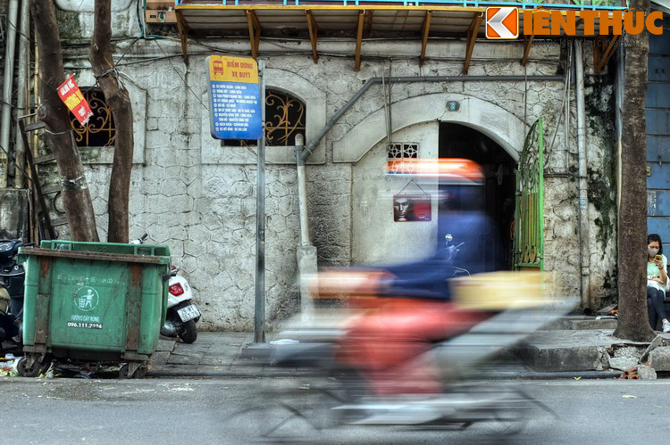 Từ phố Hàng Muối, muối được các cửa hàng bán buôn cho các lái buôn các tỉnh và các cửa hàng bán lẻ tại các chợ trên địa bàn Hà Nội hoặc ở phố Hàng Chĩnh, Hàng Mắm cạnh đó.