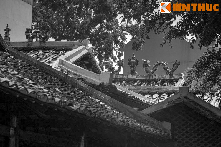 Dù vậy, Dực Thánh vương và Đông Chinh vương không được ở lại kinh thành mà phải đi khai hoang ở biên cương phía Nam, nơi ngày nay là Nghệ An – Hà Tĩnh. Nhờ hai vị này mà nhiều đời cư dân trên vùng đất mới được sống trong an yên, mùa màng tươi tốt, con cháu được hưởng phước lành.