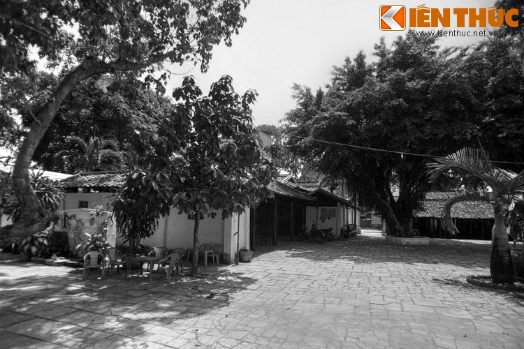 Theo các sử liệu, đình do người di dân gốc Nghệ Tĩnh dựng lên từ năm 1679, ban đầu có tên là đình làng Hạnh Thông Tây, nằm cách đình hiện tại 800 mét về phía Nam. Sau này đình dời về vị trí mới và từ năm 1944 mang tên Thông Tây Hội, khi hai làng Hạnh Thông Tây và An Hội sát nhập.