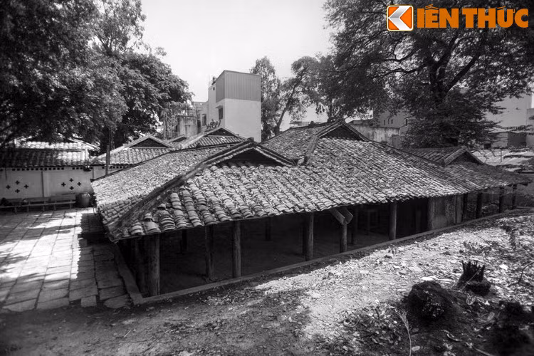 Khi quân của Thái tử và quân các vương đối trận, thì quan Vũ vệ tướng quân là Lê Phụng Hiểu rút gươm ra chỉ vào Vũ Đức vương mà bảo rằng: “Các người dòm ngó ngôi cao, khi dễ tự quân, trên quên ơn tiên đế, dưới trái nghĩa tôi con, vậy Phụng Hiểu xin dâng nhát gươm này!”.