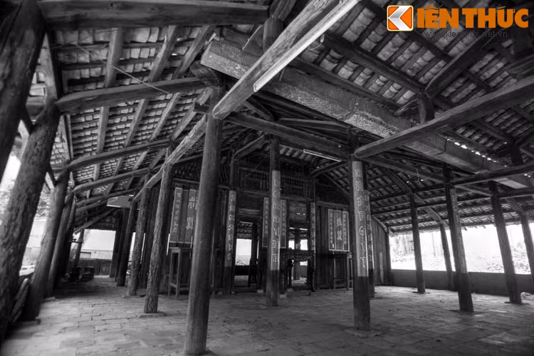 Nói xong tướng quân Lê Phụng Hiểu chạy xông tới chém Vũ Đức vương gục chết ngay ở trận tiền. Quân các vương trông thấy sợ hãi bỏ chạy cả. Dực Thánh vương và Đông Chinh vương cũng phải chạy trốn.