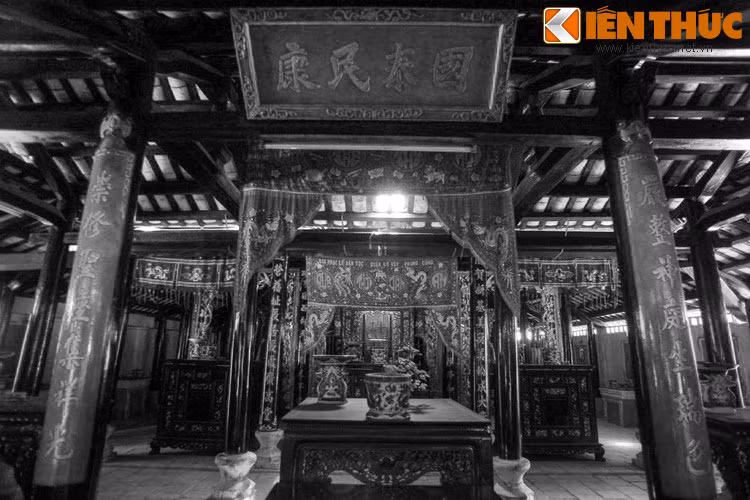 So với các ngôi đình cổ khác trong khu vực, đình Thông Tây Hội có tục thờ cúng rất độc đáo. Hai vị Thành hoàng được thờ ở đình là Đông Chinh Vương và Dực Thánh Vương, hai hoàng tử gắn với sự kiện loạn Tam vương chấn động thời nhà Lý.